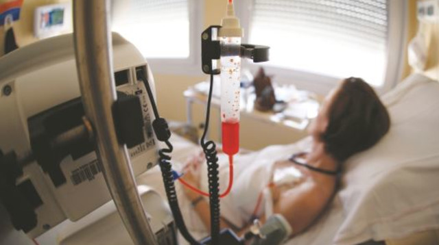 טיפול בחולת סרטן (צילום: רויטרס)