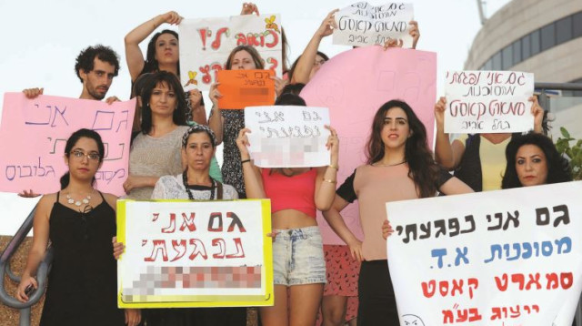 לקוחות מאוכזבים של סוכנויות ליהוק שונות, בהן סמארט קאסט, ליד משרדי החברה בת"א (צילום: אבשלום ששוני)