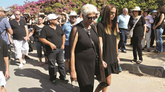 חני אילן בלווית קירשנבאום (צילום: אבשלום ששוני)