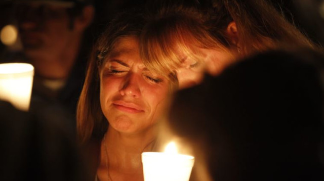 אבלים אחרי הטבח בקולג', אורגון, ארה"ב (צילום: רויטרס)