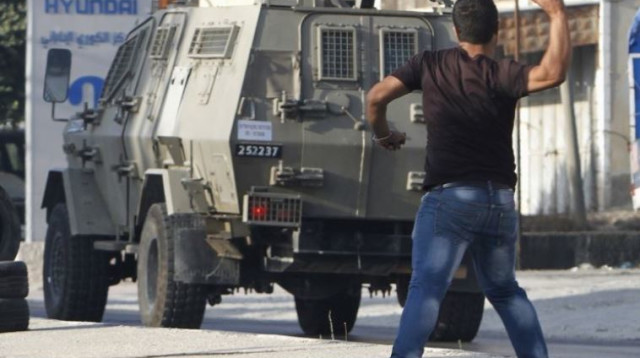 צעירים פלסטינים משליכים אבנים במהלך עימותים עם צה"ל (צילום: רויטרס)