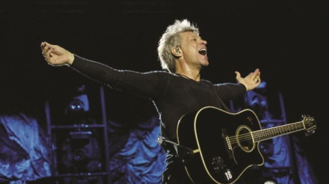 בון ג'ובי בהופעה (צילום: גיא פריבס)