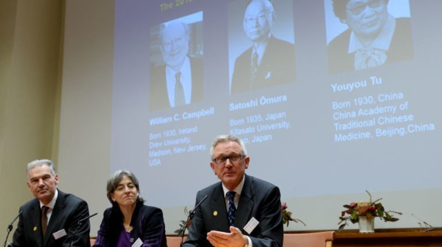 חברי מכון קרולינסקה מכריזים על זוכי פרס נובל לרפואה 2015 (צילום: רויטרס)