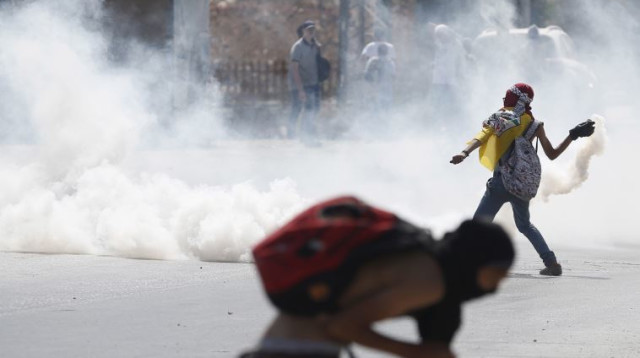 צעירים פלסטינים בעימותים עם כוחות צה"ל סמוך לבית אל (צילום: רויטרס)