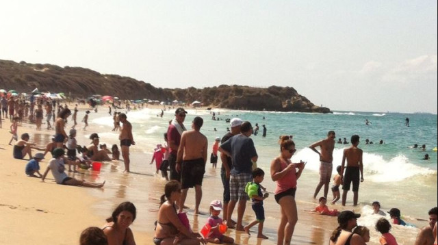 רוחצים בחוף פלמחים (צילום: מירה הולדר, רשות הטבע והגנים)