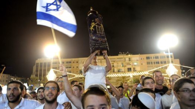 הקפות שמחת תורה בכיכר רבין (צילום: אבשלום ששוני)