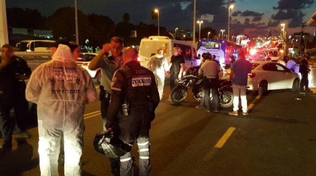 זירת הפיגוע סמוך לקניון הגדול בפתח תקווה (צילום: אלון חכמון)