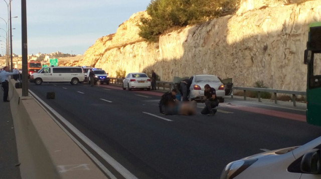 מחבלת פוצצה מטען בכביש 437 (צילום: דוברות מד"א)