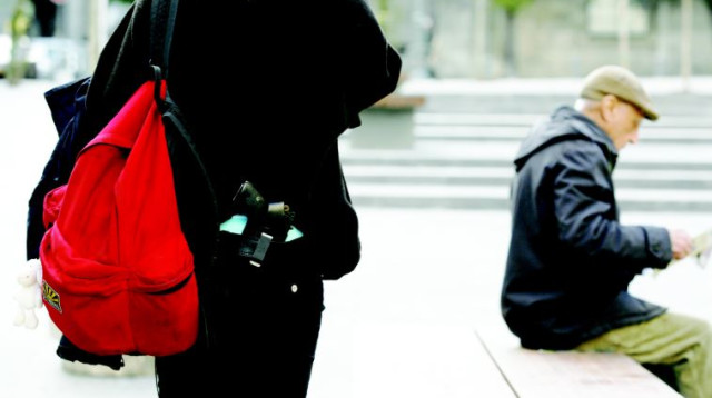 אשה עם אקדח  (צילום: נתי שוחט, פלאש 90)