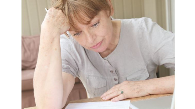 אישה שקועה בחשבונות (צילום: אינגאימג)