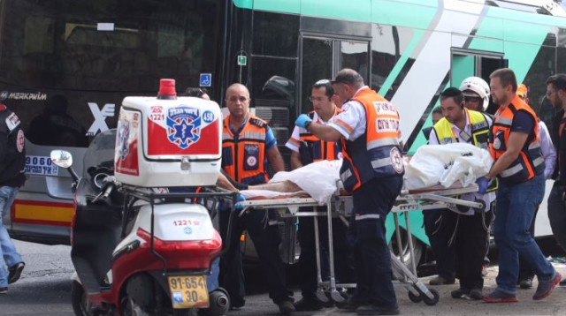 פינוי פצועים מהפיגוע באוטובוס בארמון הנציב בירושלים  (צילום: מרק ישראל סלם)