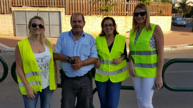 סיירת התנדבותית של הורים לשמירה על הגנים בכפר יונה (צילום: גילי עמרני, גן חרצית)