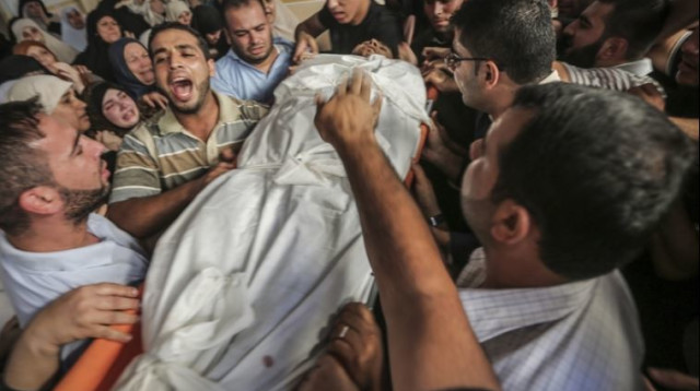 קרוביו של יחיא פרחאת נושאים את גופתו (צילום: עימאד נאסר,פלאש 90)