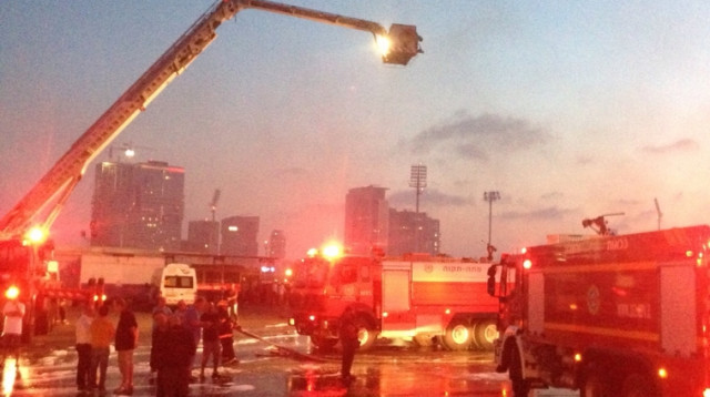 לוחמי האש מטפלים בשריפה (צילום: אלוני מור)