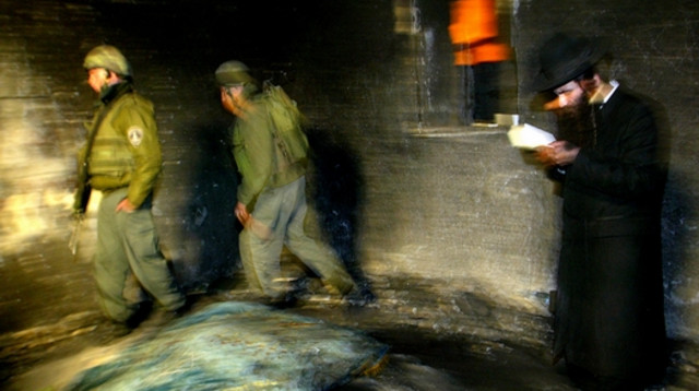 חרדי מתפלל בקבר יוסף בשכם, ארכיון (צילום: אוליבייר פיטוסי, פלאש 90)