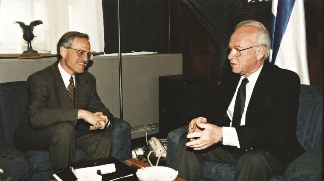 יצחק רבין ומרטין אינדיק שגריר ישראל בת"א (צילום: פלאש 90)