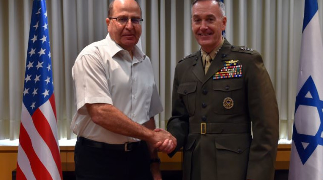 שר הביטחון משה יעלון עם ראש המטות המשולבים הגנרל ג'וזף דנפורד (צילום: אריאל חרמוני, משרד הביטחון)