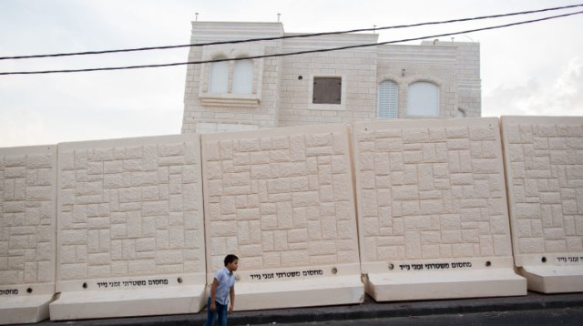 גדר הבטון בין שכונת ארמון הנציב לג'בל מוכבר בירושלים (צילום: יונתן זינדל, פלאש 90)