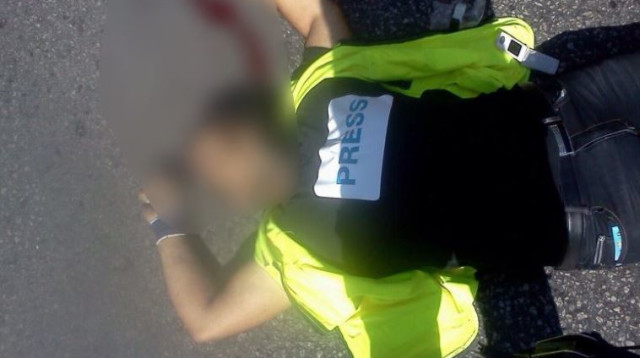 המחבל שביצע את הפיגוע בחברון בעודו מחופש לעיתונאי (צילום: התקשורת הערבית)