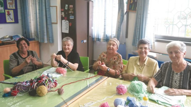 נשים סורגות למען הקהילה (צילום: חנן אבוטבול)