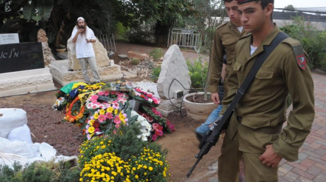 חלקת הקבר של עומרי לוי ז"ל (צילום: אבשלום ששוני)