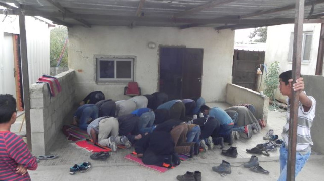 מתפללים בשבט אלעוקבי (צילום: יאסר עוקבי)