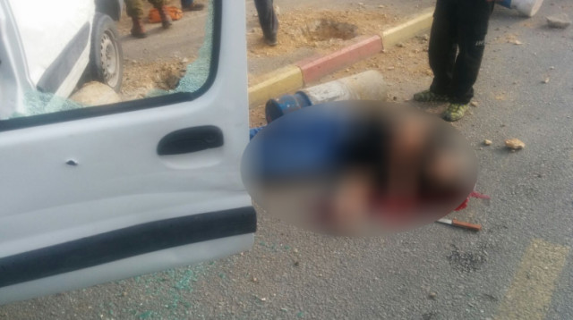 גופת המחבל מפיגוע הדריסה בצומת הגוש (צילום: סוכנות תצפית)