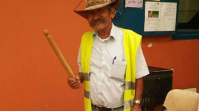 מאבטח פנסיונר לגן בגני תקוה  (צילום: אסף אהוד)