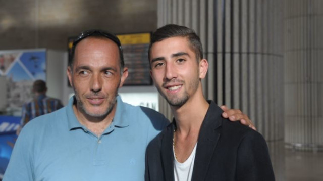 החייל אריק מרטויאן ועו"ד אייל פלטק בנתב"ג (צילום: אבשלום ששוני)