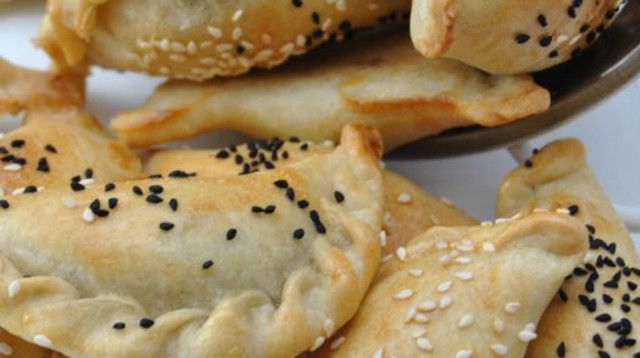 כיסונים במלית גבינה ועלי מנגולד (צילום: פסקל פרץ רובין)