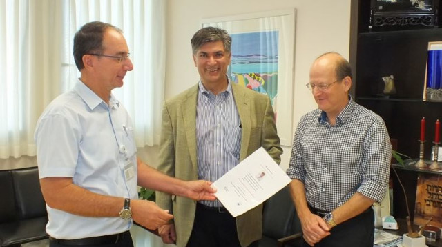 פרופ' ג'ושוע האייר וד"ר ארז (צילום: מיה צבן, דוברת המרכז הרפואי פוריה)