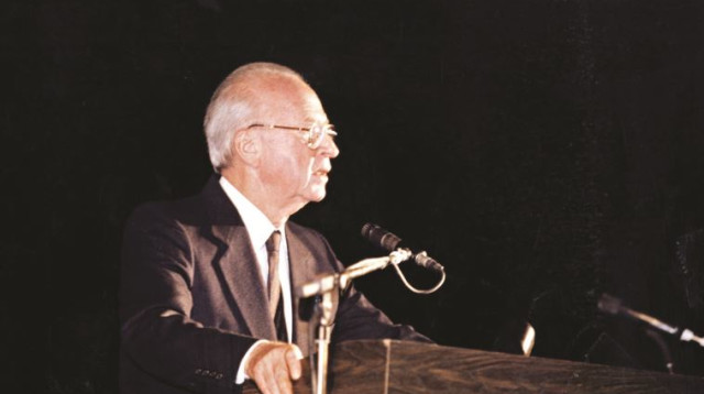יצחק רבין בעצרת השלום, 1995  (צילום: נאור רהב)