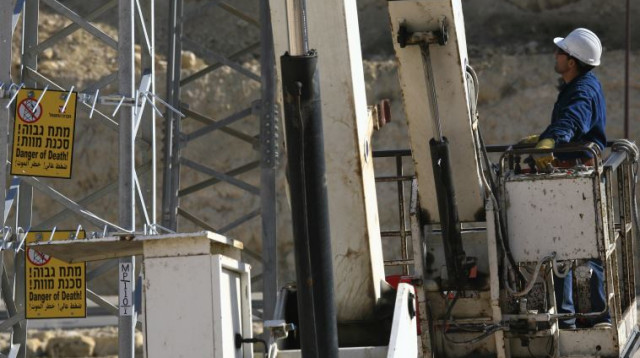 עובדי חברת החשמל בפעולה (צילום: נתי שוחט, פלאש 90)