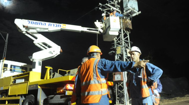 חברת החשמל עובדת על תיקון הפסקת חשמל (צילום: אבשלום ששוני)