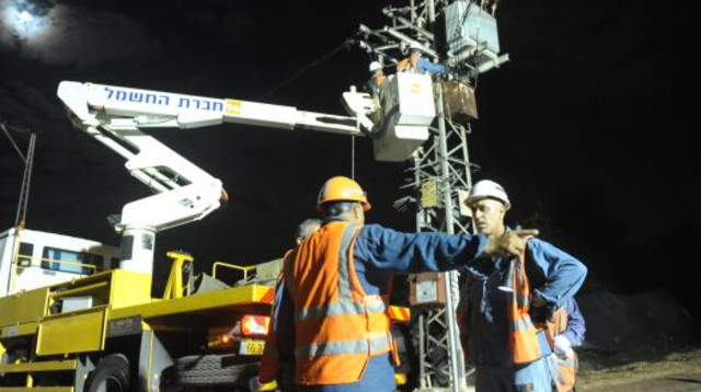 חברת החשמל עובדת על תיקון הפסקת חשמל (צילום: אבשלום ששוני)