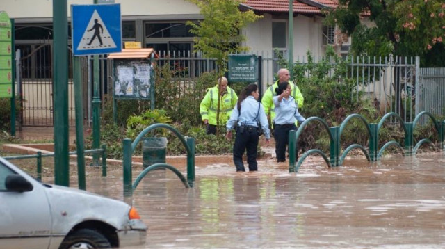 מפנים גני ילדים בשל סערה, גשם והצפות ברעננה (צילום: חוזאם זריק ,המשרד להגנת הסביבה)