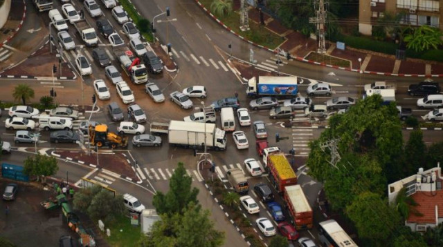 פקקי ענק ברעננה בגלל גשם, סופה והצפות (צילום: חטיבת דובר המשטרה)