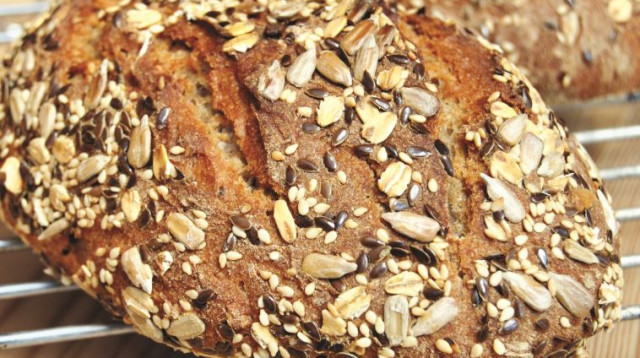 לחם גרעינים משאור (צילום: פסקל פרץ רובין)