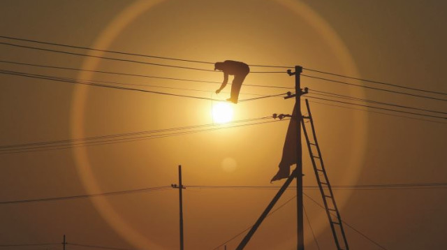 עבודות על קווי חשמל באללבאד, דצמבר 2012 (צילום: רויטרס)