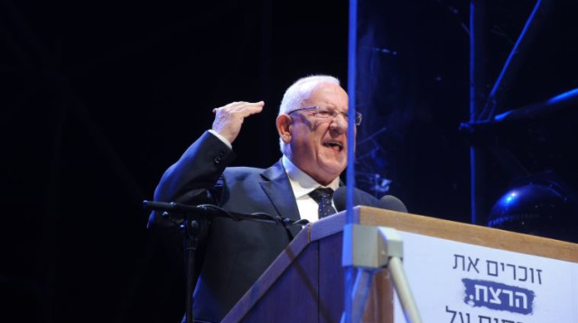 הנשיא ריבלין מאחורי הזכוכית המשוריינת (צילום: אבשלום לוי)