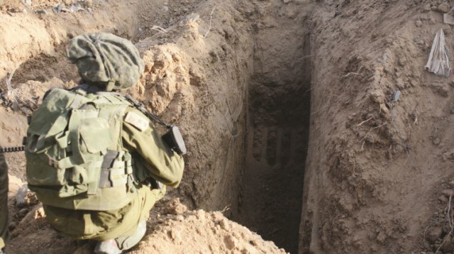 לוחם ליד מנהרה שנחשפה בצוק איתן (צילום: דובר צה"ל)