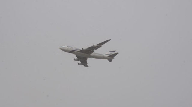 מטוס באובך (צילום: אבשלום ששוני)