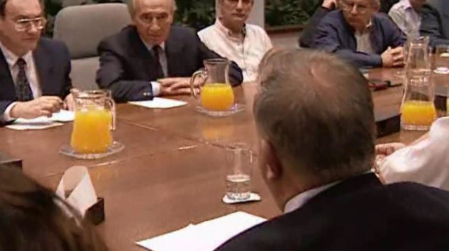 שמעון פרס בישיבת הממשלה הראשונה לאחר רצח רבין (צילום: ארכיון צה"ל ומערכת הביטחון)