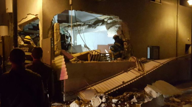 פיצוץ בלון גז בבניין בשכונת התקווה בתל אביב (צילום: שחר חזקלוביץ, תיעוד מבצעי מד"א)