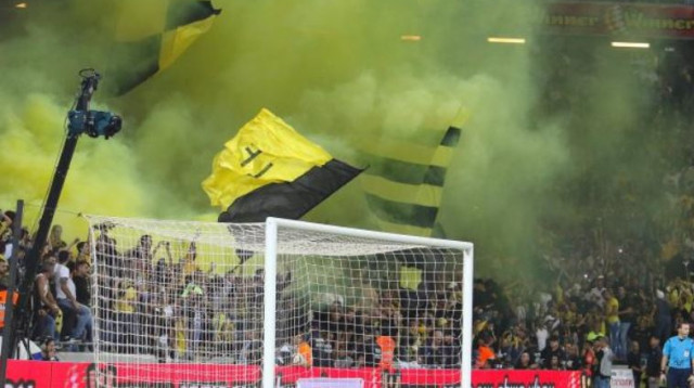 יציע אוהדי בית"ר ירושלים, לאחר הדלקת האבוקה (צילום: ערן לוף)