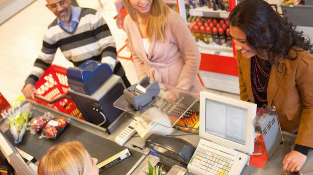 תור לקופה בסופרמרקט  (צילום: אינגאימג)
