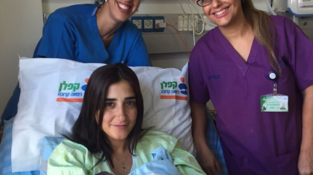 היולדת קרין לוי, התינוק, וצוות חדר לידה דר איילת גדרון ואביבית כהן צנחני (צילום: אופיר לוי - דובר בית החולים קפלן)