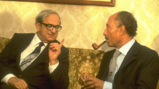 יצחק נבון ואנואר סאדאת (צילום: יעקב סער, לע"מ)