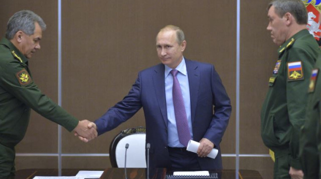 ולדימיר פוטין עם שר ההגנה הרוסי סרגיי שויגו (צילום: רויטרס)