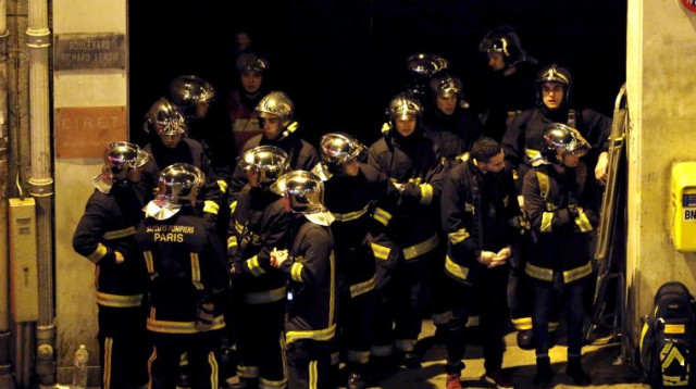כבאים ליד הפיגוע באולם המופעים בטקלן בפריז  (צילום: רויטרס)